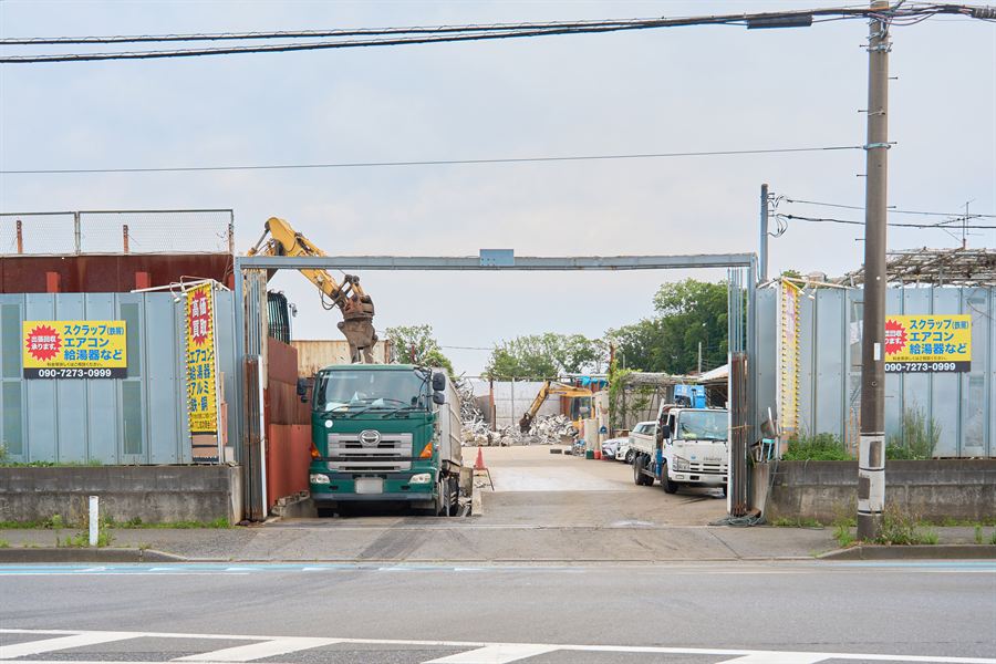 道路から見た当社の入口